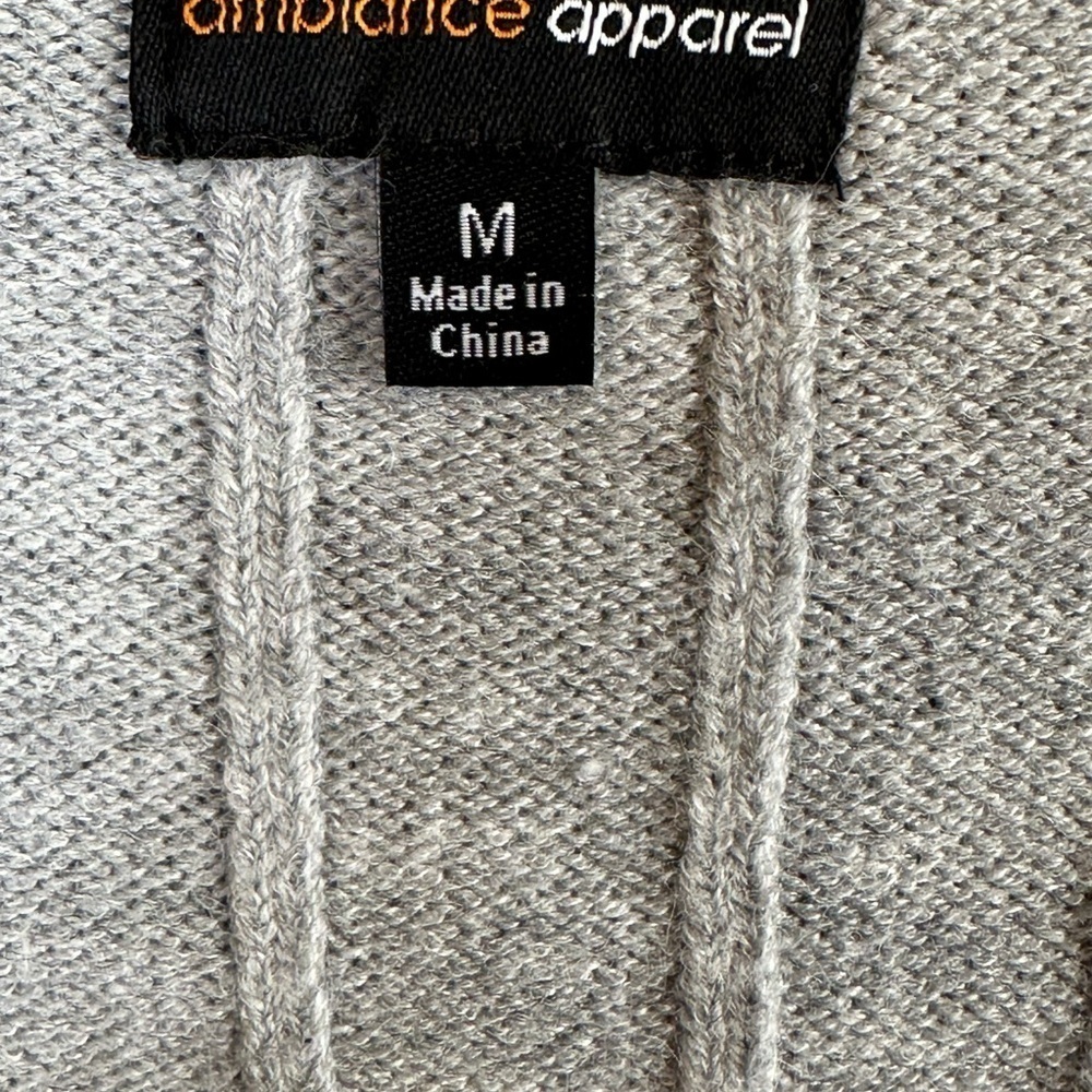 Cozy and Soft V-Neck Cable Knit Cropped Light Grey Sweater Sz M - Picture 4 of 8